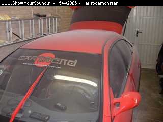 showyoursound.nl - MTX showcase - het rodemonster - SyS_2006_4_15_19_36_3.jpg - Door al dat schuren zit je auto wel onder de stof!!/PP